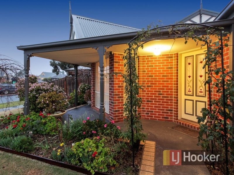 2 Bundoran Avenue, Cranbourne VIC 3977