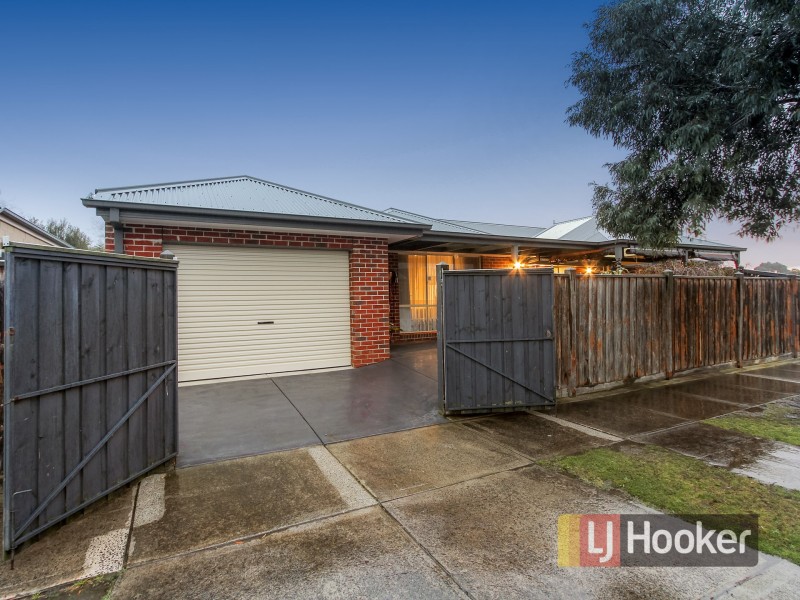 2 Bundoran Avenue, Cranbourne VIC 3977