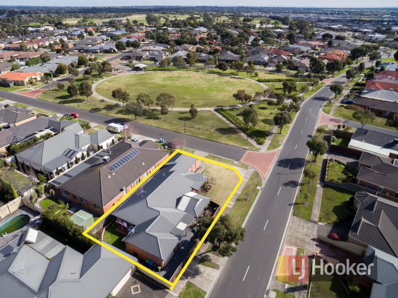 2 Bundoran Avenue, Cranbourne VIC 3977