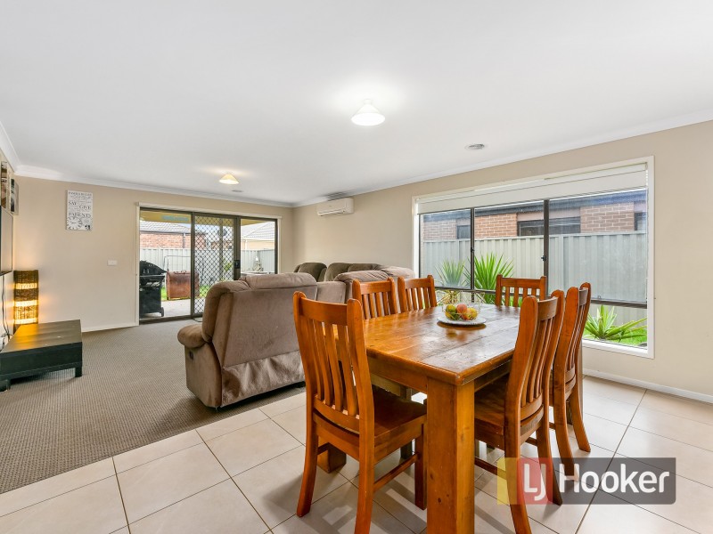 2 Beagle Street, Cranbourne East VIC 3977
