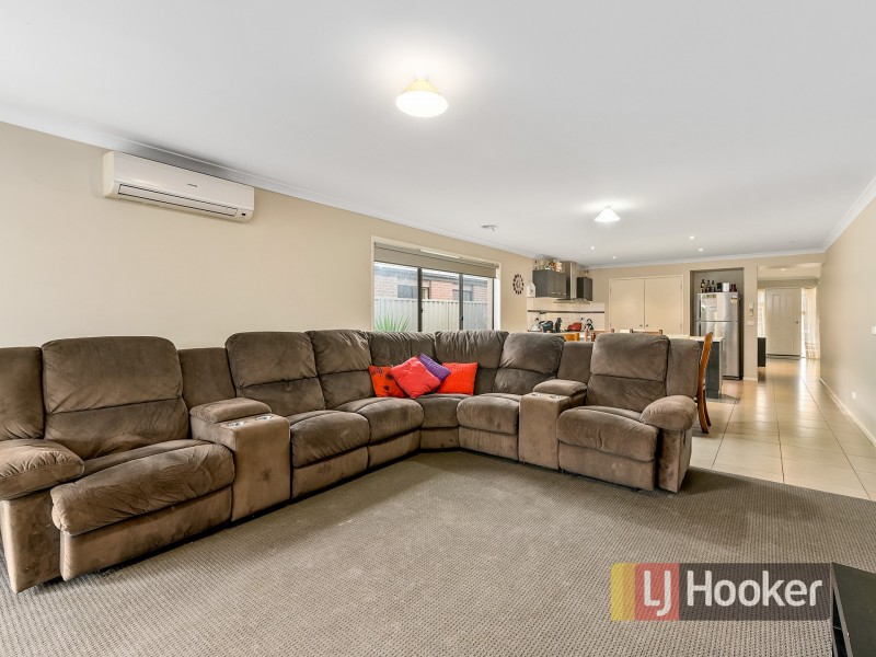 2 Beagle Street, Cranbourne East VIC 3977