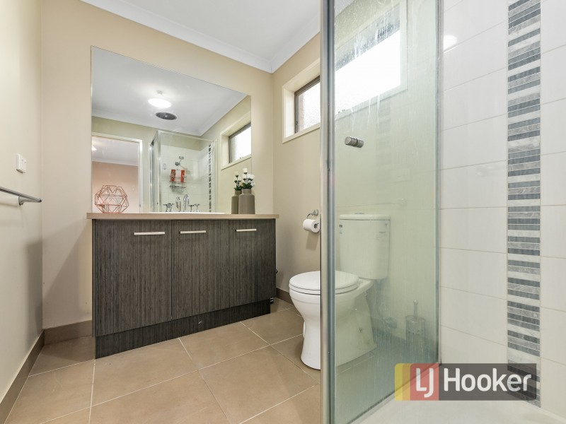 2 Beagle Street, Cranbourne East VIC 3977
