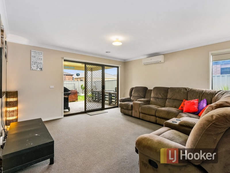 2 Beagle Street, Cranbourne East VIC 3977
