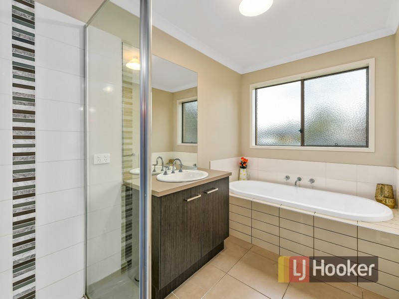 2 Beagle Street, Cranbourne East VIC 3977