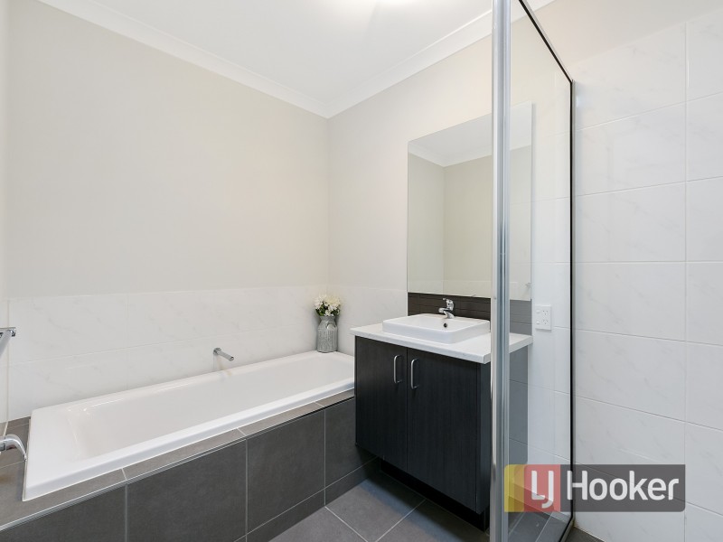 2 Timble way, Clyde North VIC 3978