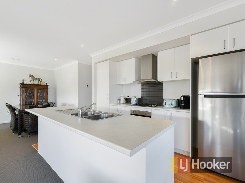 2 Timble way, Clyde North VIC 3978