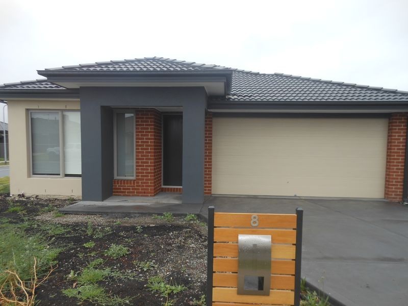 8 Mossbank Road, Cranbourne East VIC 3977