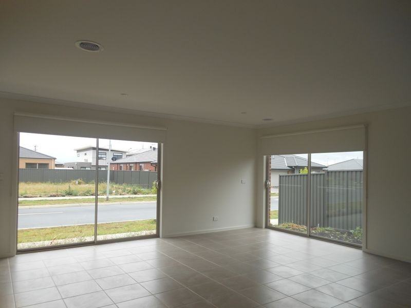 8 Mossbank Road, Cranbourne East VIC 3977