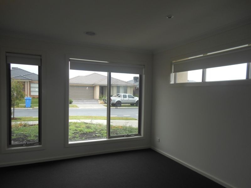 8 Mossbank Road, Cranbourne East VIC 3977