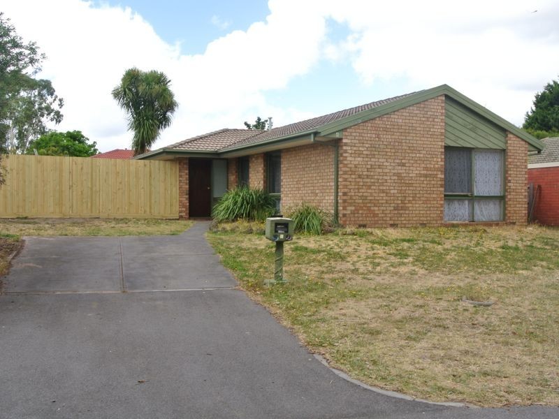 4 Kara Walk, Cranbourne VIC 3977