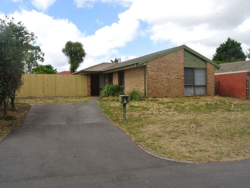 4 Kara Walk, Cranbourne VIC 3977