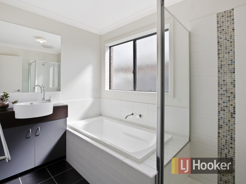 45 Calais Circuit, Cranbourne West VIC 3977