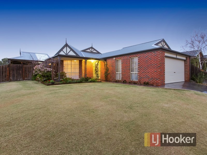 2 Bundoran Avenue, Cranbourne VIC 3977