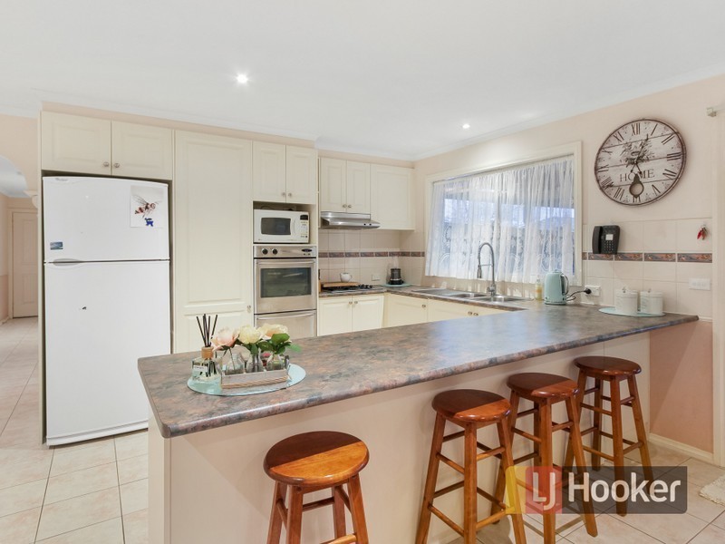 2 Bundoran Avenue, Cranbourne VIC 3977