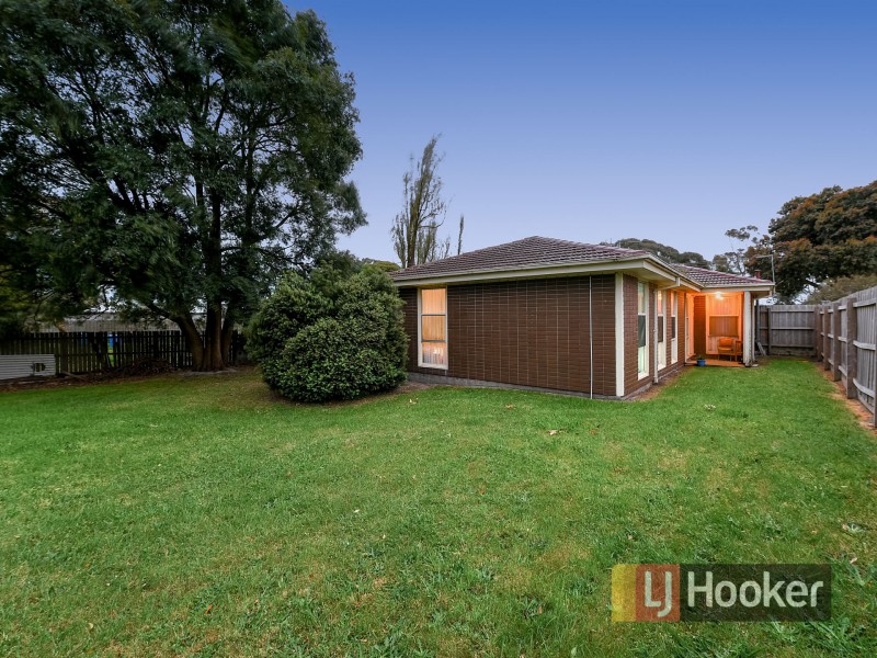 15 Valepark Crescent, Cranbourne VIC 3977