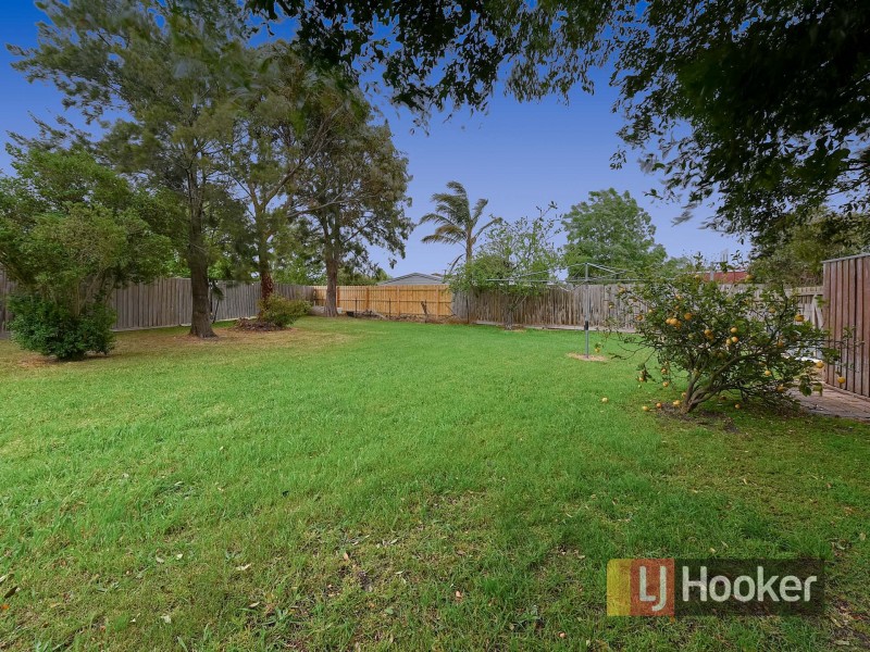 15 Valepark Crescent, Cranbourne VIC 3977