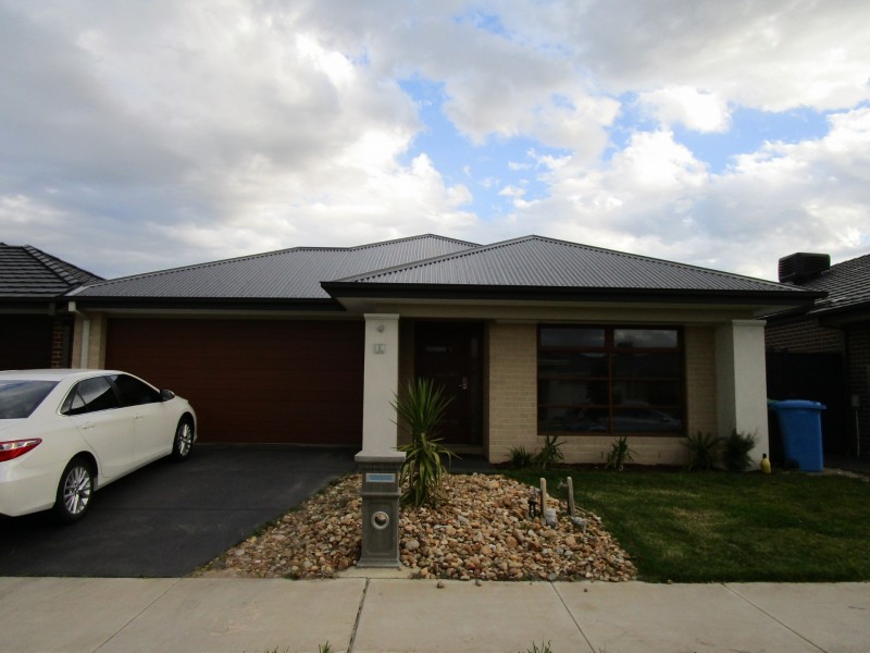 10 Compton Way, Clyde North VIC 3978