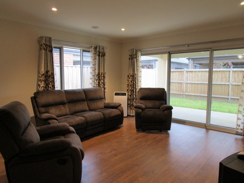 10 Compton Way, Clyde North VIC 3978