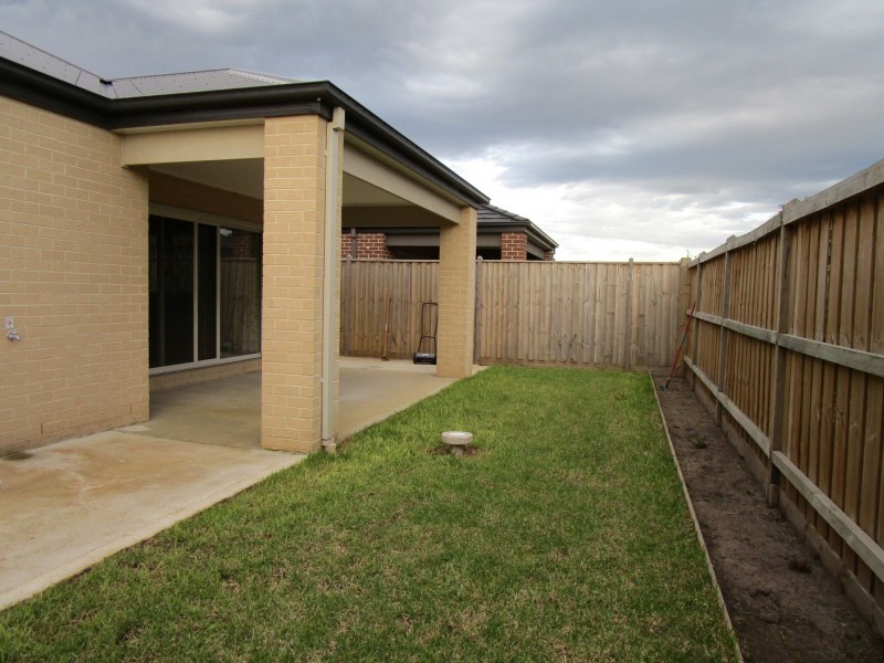 10 Compton Way, Clyde North VIC 3978