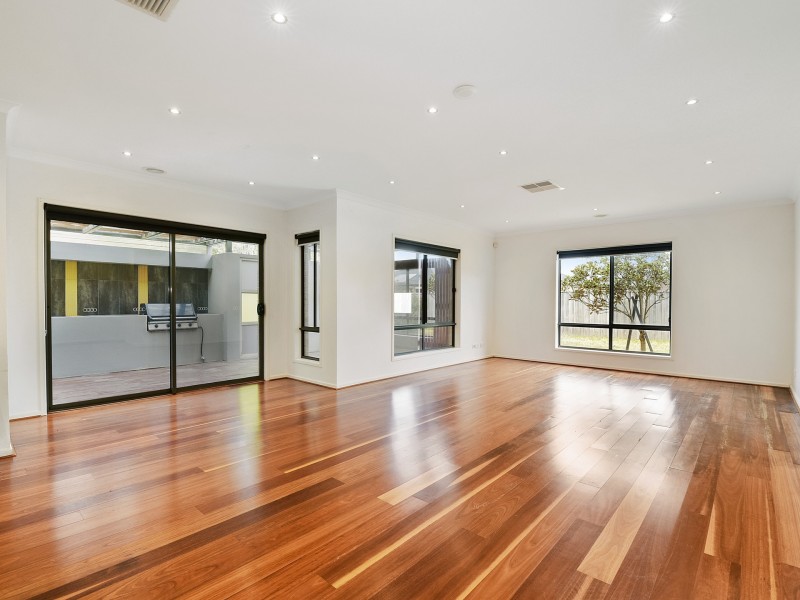 31 Waterbury Street, Cranbourne VIC 3977