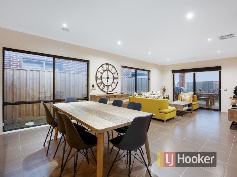 26 Fenway Boulevard, Clyde North VIC 3978