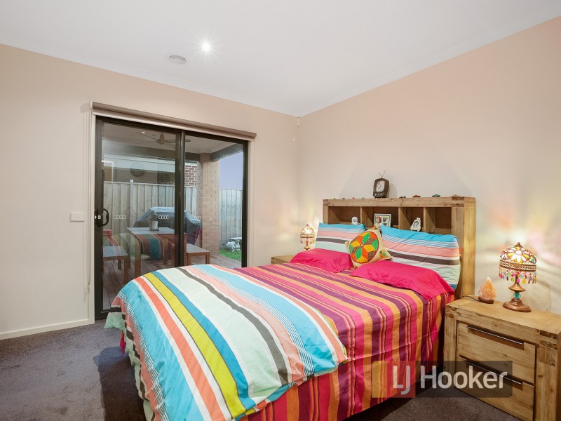 26 Fenway Boulevard, Clyde North VIC 3978