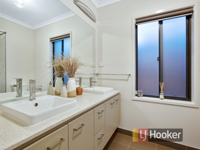 26 Fenway Boulevard, Clyde North VIC 3978