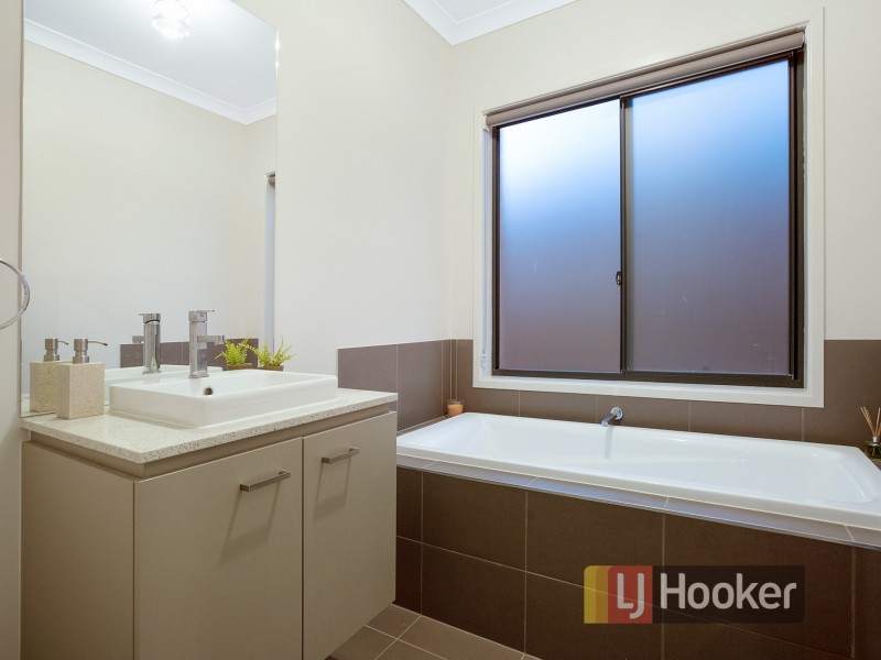 26 Fenway Boulevard, Clyde North VIC 3978