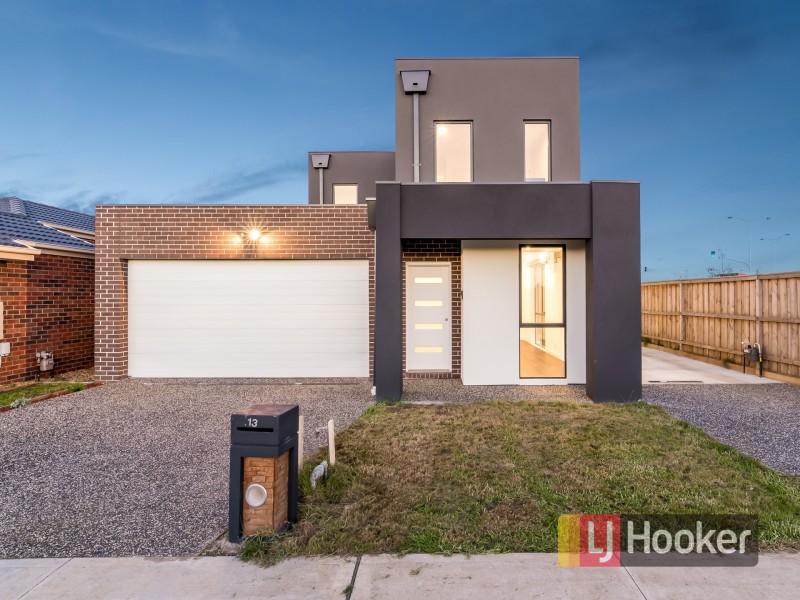 13 Saloon Circuit, Clyde North VIC 3978