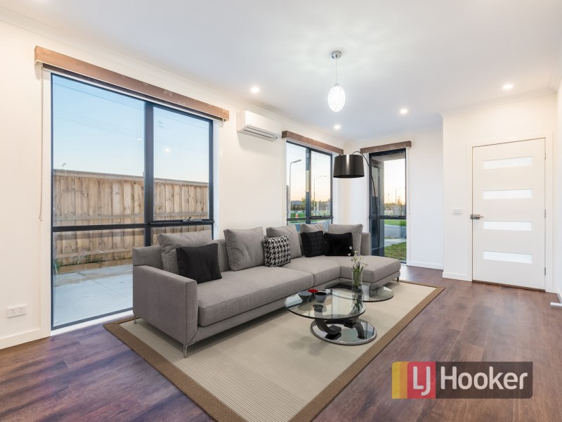 13 Saloon Circuit, Clyde North VIC 3978