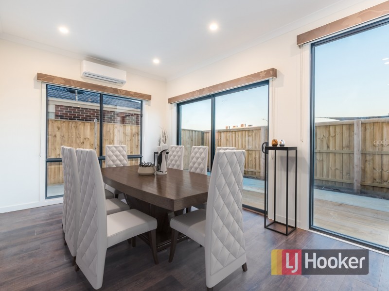 13 Saloon Circuit, Clyde North VIC 3978