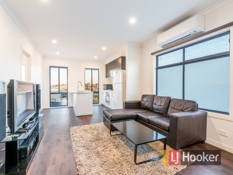 13 Saloon Circuit, Clyde North VIC 3978