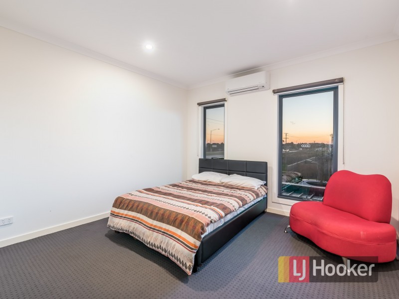 13 Saloon Circuit, Clyde North VIC 3978