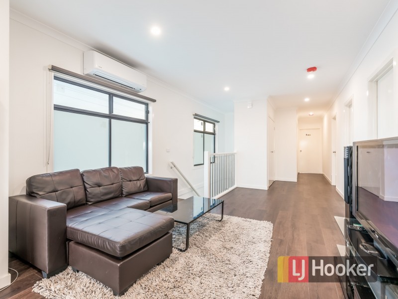 13 Saloon Circuit, Clyde North VIC 3978