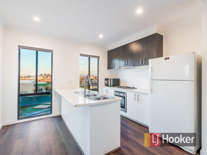 13 Saloon Circuit, Clyde North VIC 3978