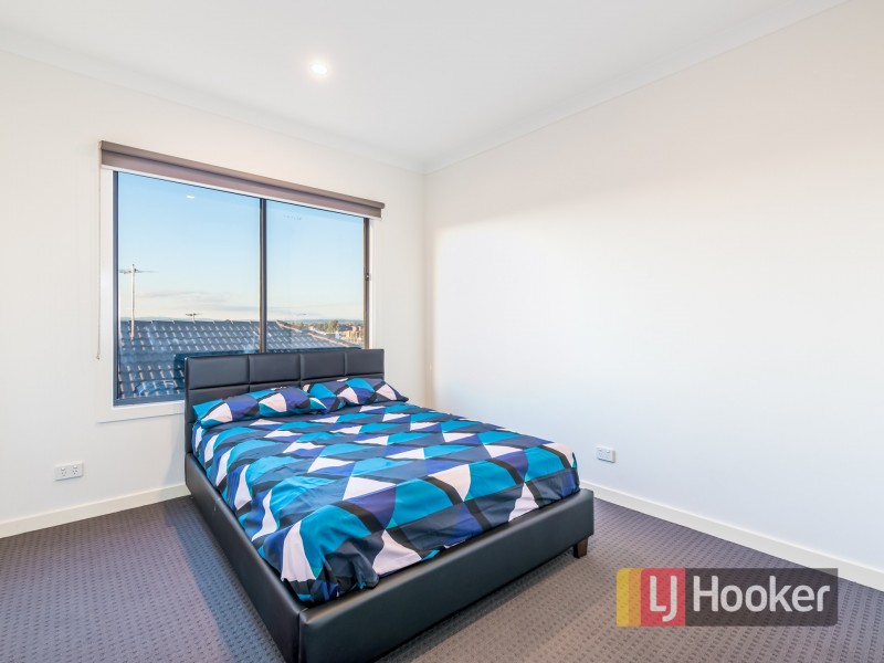 13 Saloon Circuit, Clyde North VIC 3978