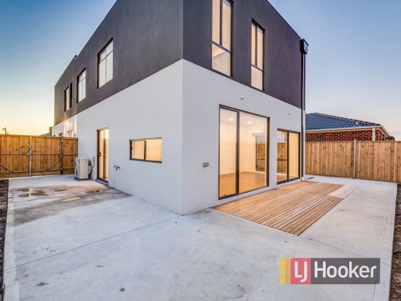 13 Saloon Circuit, Clyde North VIC 3978