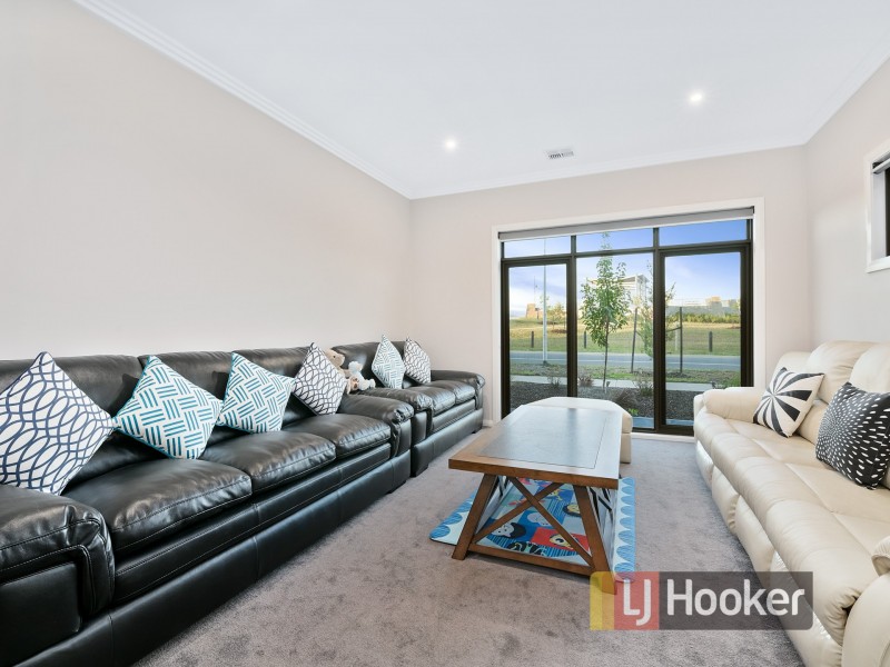 43 Fitzwilliam Circuit, Clyde North VIC 3978
