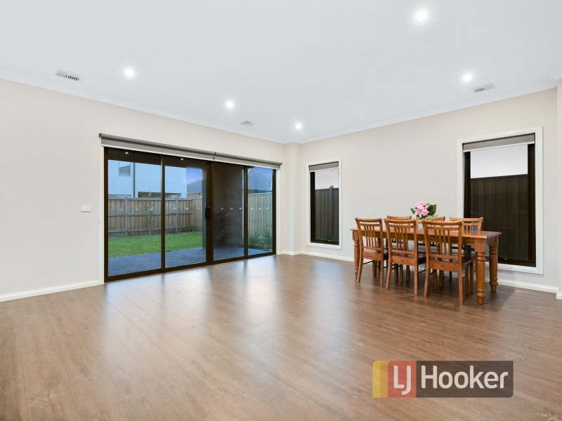 43 Fitzwilliam Circuit, Clyde North VIC 3978