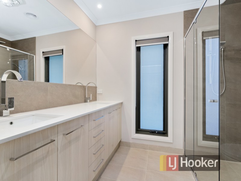 43 Fitzwilliam Circuit, Clyde North VIC 3978