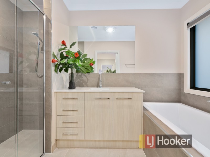 43 Fitzwilliam Circuit, Clyde North VIC 3978