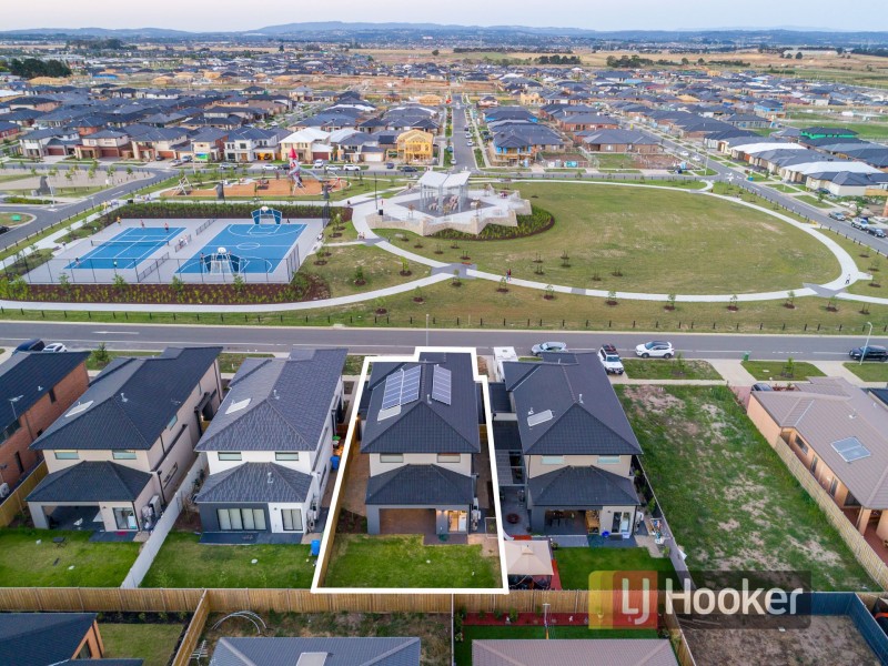 43 Fitzwilliam Circuit, Clyde North VIC 3978