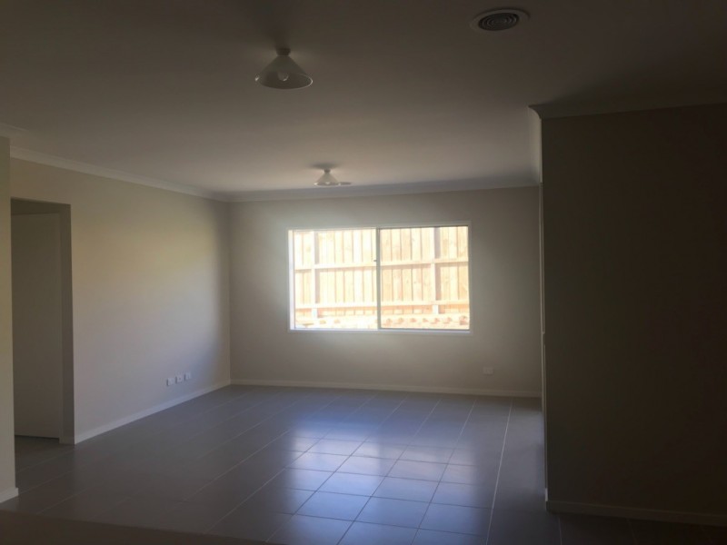 32 Sloane Drive, Clyde North VIC 3978