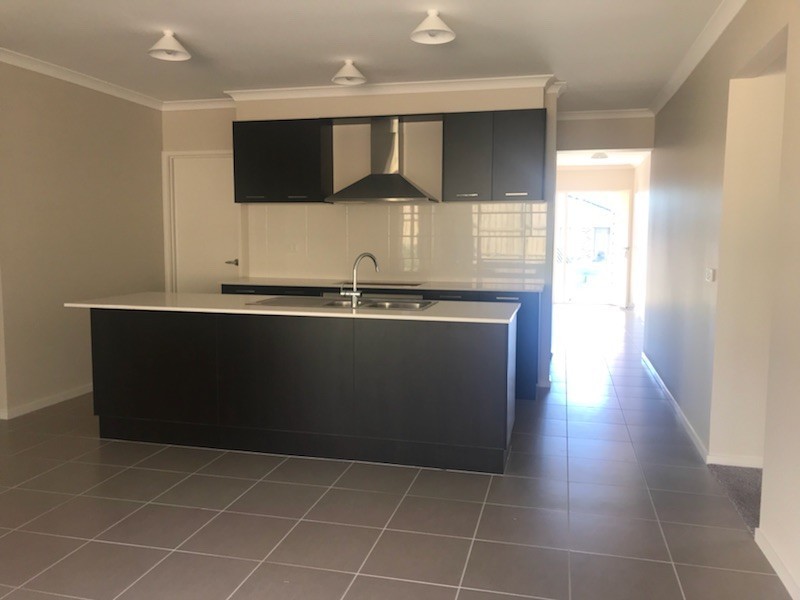 32 Sloane Drive, Clyde North VIC 3978