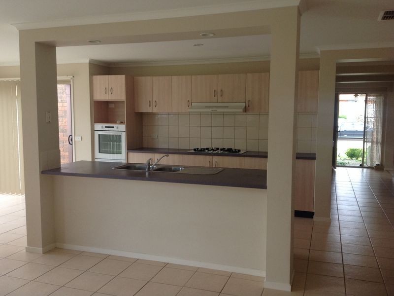 5 Aston Glade, Cranbourne VIC 3977