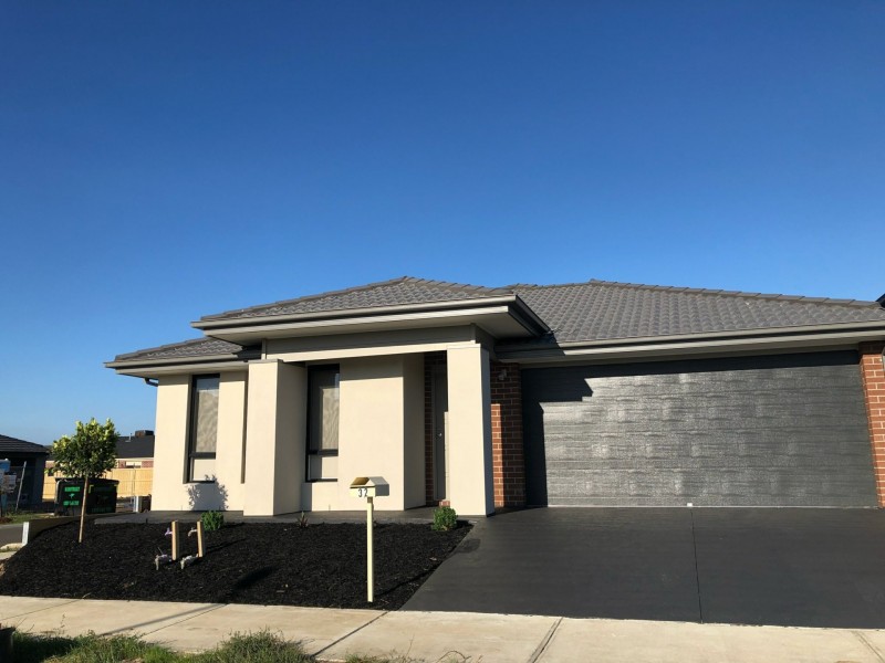 32 Emery Drive, Clyde North VIC 3978
