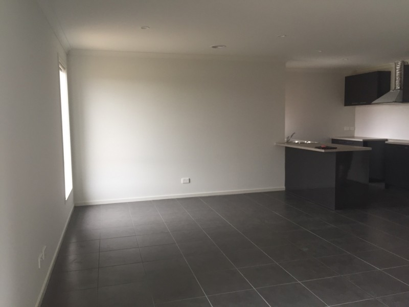 32 Emery Drive, Clyde North VIC 3978