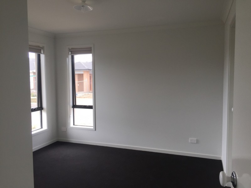 32 Emery Drive, Clyde North VIC 3978