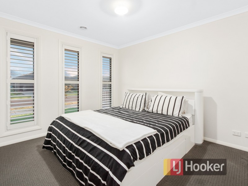 22 Blackledge Drive, Cranbourne East VIC 3977