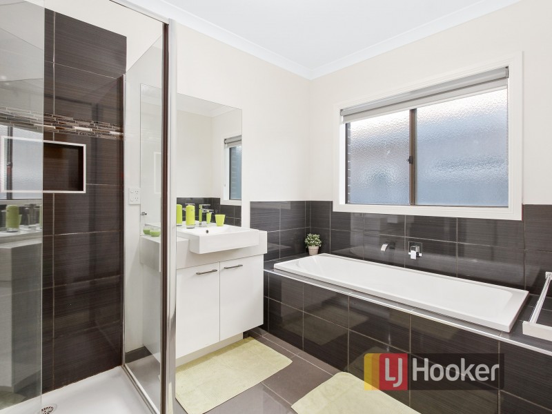 22 Blackledge Drive, Cranbourne East VIC 3977